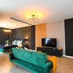 Urban Bloom Apartment *